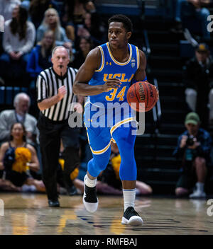 Hass Pavillon Berkeley Calif, USA. 13 Feb, 2019. CA USA UCLA Bruins guard David Singleton (34) bringt den Ball Gericht während der Basketball Spiel der NCAA Men zwischen UCLA Bruins und die California Golden Bears 75-67 Überstunden gewinnen bei Hass Pavillon Berkeley Calif Thurman James/CSM/Alamy leben Nachrichten Stockfoto