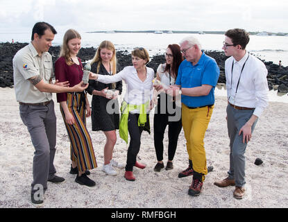 14. Februar 2019, Ecuador, Galapagos-Inseln: Bundespräsident Dr. Frank-Walter Steinmeier (2. von rechts) und seine Frau Elke Büdenbender (M) werden durch die Jugend forscht Teilnehmer Johanna Romahn (2. von links), Julia Freund (3. von links), Helene Radloff (3. von rechts), und die jungen Forscher Johanna Romahn (3. von links).) und Felix Engelhardt (r) am Strand kam auf der Insel Santa Cruz erklären, das Problem der microplastics und angeschwemmtem Plastikmüll von Jorge Carrion, Leiter des Galapagos Nationalparks Cosystems Abteilung. Bundespräsident Steinmeier und seine Frau besuchen C Stockfoto