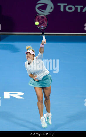Doha, Katar. 14 Feb, 2019. Angelique Kerber in Deutschland dient während singles Viertelfinale zwischen Barbora Strycova der tschechischen Republik und Angelique Kerber Deutschlands am2019 WTA Qatar Open in Doha, Katar, Feb.14, 2019 der Frauen. Angelique Kerber gewann 2-1. Credit: Nikku/Xinhua/Alamy leben Nachrichten Stockfoto