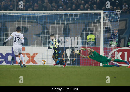 Zürich. 14 Feb, 2019. Napoli ist Lorenzo Insigne (C) Kerben während der UEFA Europa League Runde der 32 ersten Bein Fußball Match zwischen der Schweiz FC Zürich und der Italienischen SSC Napoli am 13.02.14, 2019 in Zürich, Schweiz. Napoli gewann 3-1. Credit: Michele Limina/Xinhua/Alamy leben Nachrichten Stockfoto