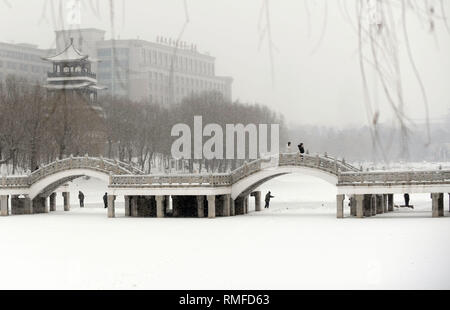 Changchun, Jilin Provinz Chinas. 15 Feb, 2019. Die Menschen genießen den Schnee am Deyuan Park in Changchun, im Nordosten Chinas in der Provinz Jilin, Feb 15, 2019. Bild: Lin Hong/Xinhua/Alamy leben Nachrichten Stockfoto