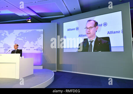 München, Deutschland. 15 Feb, 2019. Oliver Baete (Vorsitzender der Geschäftsführung der Allianz SE) erscheint auf einem großen Monitor. Die Allianz SE, die Bilanzpressekonferenz am 15.02.2019. | Verwendung der weltweiten Kredit: dpa/Alamy leben Nachrichten Stockfoto