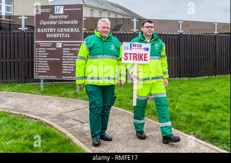 Bantry, West Cork, Irland. 15 Feb, 2018. Es gab einen kleinen Streikposten an Bantry Allgemeines Krankenhaus heute morgen als Sanitäter markante über die Anerkennung der Gewerkschaft sind. Weitere Warnstreiks sind für den 28. Februar und 1. März geplant. Credit: Andy Gibson/Alamy Leben Nachrichten. Stockfoto