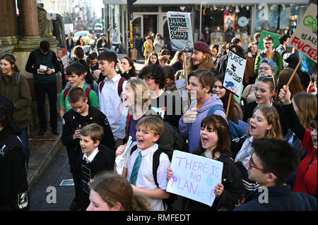 Brighton, UK. 15 Feb, 2019. Studenten und Schüler in Brighton nehmen Teil an der Jugend Streik 4 Klima protestieren heute als Teil einer koordinierten "Tag der nationalen Aktion. Foto: Simon Dack/Alamy leben Nachrichten Stockfoto