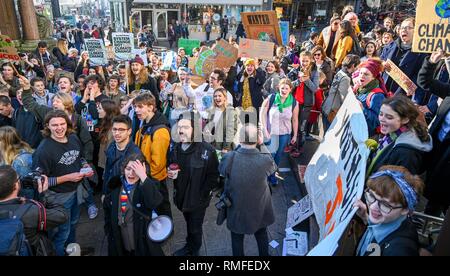 Brighton, UK. 15 Feb, 2019. Studenten und Schüler in Brighton nehmen Teil an der Jugend Streik 4 Klima protestieren heute als Teil einer koordinierten "Tag der nationalen Aktion. Foto: Simon Dack/Alamy leben Nachrichten Stockfoto