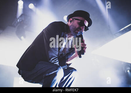 Turin, Italien. 14. Feb 2019. Samuel Romano, Sänger und Komponist der Italienischen Rockband Subsonica, live auf der Bühne in Turin, am Pala Alpitour, für die '8'-Tour 2019. Credit: Alessandro Bosio/Alamy leben Nachrichten Stockfoto