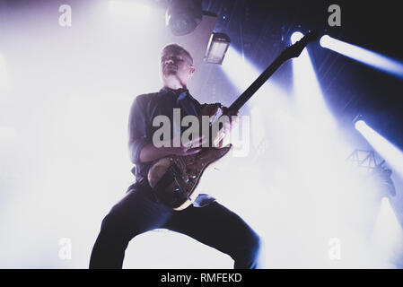 Turin, Italien. 14. Feb 2019. Max Casacci, Gitarrist und Komponist der Italienischen Rockband Subsonica, live auf der Bühne in Turin, am Pala Alpitour, für die '8'-Tour 2019. Credit: Alessandro Bosio/Alamy leben Nachrichten Stockfoto