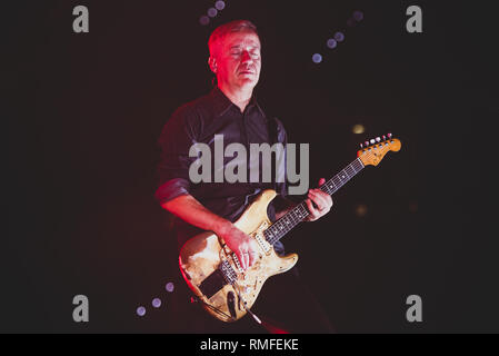 Turin, Italien. 14. Feb 2019. Max Casacci, Gitarrist und Komponist der Italienischen Rockband Subsonica, live auf der Bühne in Turin, am Pala Alpitour, für die '8'-Tour 2019. Credit: Alessandro Bosio/Alamy leben Nachrichten Stockfoto