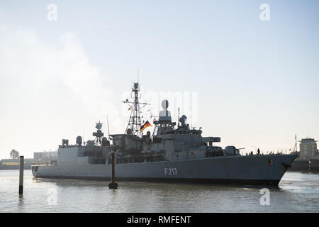 15. Februar 2019, Niedersachsen, Wilhelmshaven: Die fregatte Augsburg kehrt von seiner letzten Mission zu den Marinehafen. Für fast fünf Monate, die fregatte war Teil der Operation der ophia' mission Schmuggel Netzwerke im Mittelmeer zu bekämpfen vor der deutschen Beteiligung an der Operation wurde von der deutschen Regierung ausgesetzt. Foto: mohssen Assanimoghaddam/dpa Stockfoto