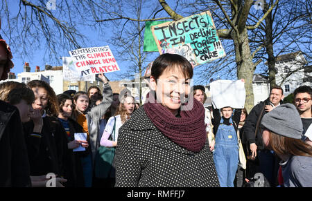 Brighton, UK. 15 Feb, 2019. Brighton Pavillon Grüne Partei MP Caroline Lucas Adressen Tausende Studenten und Schüler in Brighton, die an die Jugend Streik 4 Klima protestieren heute wurden im Rahmen einer koordinierten "Tag der nationalen Aktion. Tausende von Studenten auf Streik bei 11 am am Freitag als Teil einer Global Youth Action über den Klimawandel und die Streiks sind in über 30 Städten und Gemeinden im ganzen Land: Simon Dack/Alamy leben Nachrichten Stockfoto