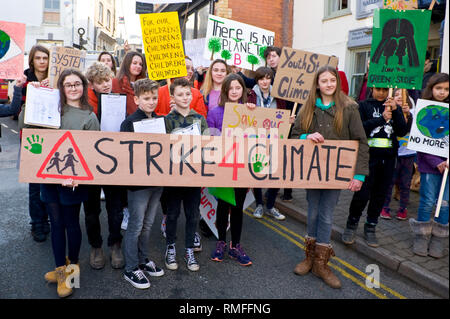 Das Heu, das auf Wye, Powys, Wales, UK. 15. Februar 2019. Klima Streik. Schülerinnen und Schüler der örtlichen Schulen nahm Zeit weg von Lektionen zu fordern dringende Maßnahmen gegen den Klimawandel zu protestieren. Dies ist Teil einer koordinierten nationalen Tag der Aktion. Credit: Jeff Morgan/Alamy leben Nachrichten Stockfoto