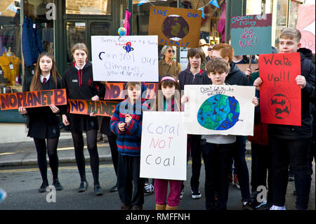 Das Heu, das auf Wye, Powys, Wales, UK. 15. Februar 2019. Klima Streik. Schülerinnen und Schüler der örtlichen Schulen nahm Zeit weg von Lektionen zu fordern dringende Maßnahmen gegen den Klimawandel zu protestieren. Dies ist Teil einer koordinierten nationalen Tag der Aktion. Credit: Jeff Morgan/Alamy leben Nachrichten Stockfoto