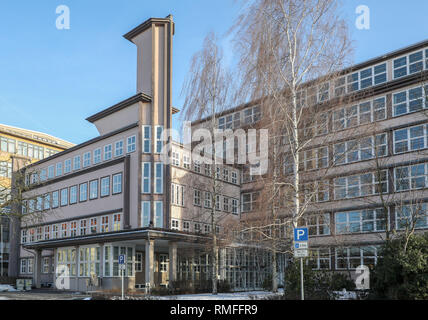 Chemnitz, Deutschland. 08 Feb, 2019. Die Astra-Fabrik in den 1930er Jahren erbaut. In Chemnitz wurde 1921 gegründet und Astra-Werke war einer der weltweit führenden Hersteller von Maschinen. Der Turm über dem Eingang stilisiert eine Schaltfläche des Amtes Maschinen hier hergestellt. In den Jahren 1993/94 wurde das Gebäude in ein Verwaltungsgebäude umgebaut und beherbergt derzeit das Land Sachsen Direktion. Kredite: Jan Woitas/dpa-Zentralbild/ZB/dpa/Alamy leben Nachrichten Stockfoto