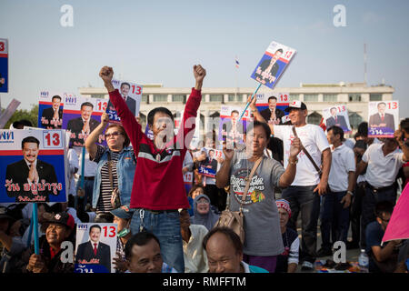 Ein paar gesehen Tanzen während einer Kundgebung der Pheu Thai Partei im Vorfeld der allgemeinen Wahlen 2019 Thai. Thailand wird die allgemeine Wahl halten am 24. März 2019, die die erste Umfrage, die seit fünf Jahren nach dem Militärputsch 2014 durch Prayut Chan-o-cha. Stockfoto