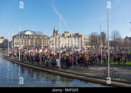 Bristol, UK. 15 Feb, 2019. Bristol Studenten nehmen Sie sich Zeit, von der Schule über den Klimawandel zu protestieren. Sie sagen, sie sind Teil der Jugend Streik 4 Klima Protest geschieht weltweit. Credit: Herr Standfast/Alamy leben Nachrichten Stockfoto