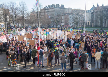 Bristol, UK. 15 Feb, 2019. Bristol Studenten nehmen Sie sich Zeit, von der Schule über den Klimawandel zu protestieren. Sie sagen, sie sind Teil der Jugend Streik 4 Klima Protest geschieht weltweit. Credit: Herr Standfast/Alamy leben Nachrichten Stockfoto