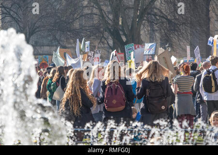 Bristol, UK. 15 Feb, 2019. Bristol Studenten nehmen Sie sich Zeit, von der Schule über den Klimawandel zu protestieren. Sie sagen, sie sind Teil der Jugend Streik 4 Klima Protest geschieht weltweit. Credit: Herr Standfast/Alamy leben Nachrichten Stockfoto