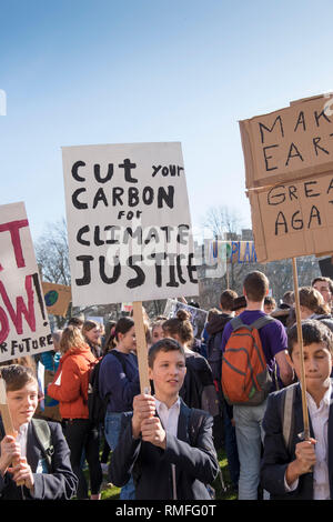 Bristol, UK. 15 Feb, 2019. Bristol Studenten nehmen Sie sich Zeit, von der Schule über den Klimawandel zu protestieren. Sie sagen, sie sind Teil der Jugend Streik 4 Klima Protest geschieht weltweit. Credit: Herr Standfast/Alamy leben Nachrichten Stockfoto