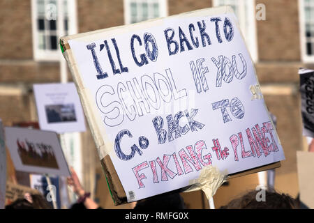 Bristol, UK. 15 Feb, 2019. Bristol Studenten nehmen Sie sich Zeit, von der Schule über den Klimawandel zu protestieren. Sie sagen, sie sind Teil der Jugend Streik 4 Klima Protest geschieht weltweit. Credit: Herr Standfast/Alamy leben Nachrichten Stockfoto