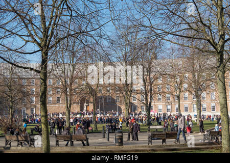 Bristol, UK. 15 Feb, 2019. Bristol Studenten nehmen Sie sich Zeit, von der Schule über den Klimawandel zu protestieren. Sie sagen, sie sind Teil der Jugend Streik 4 Klima Protest geschieht weltweit. Credit: Herr Standfast/Alamy leben Nachrichten Stockfoto