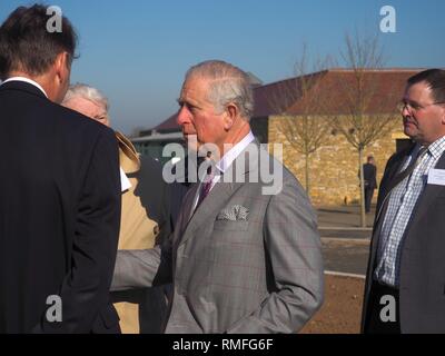 Bletchingdon, Oxfordshire, UK. 15. Feb 2019. Prinz Charles der Prinz von Wales trifft Würdenträger, Arbeiter und Bewohner während eines Besuchs in einem Gehäuse Entwicklung im Bletchingdon, Teil des Herzogtums Cornwall Eastern District. Er besuchte auch Bletchingdon parochiale Kirche von England Schule und Bletchingdon Village Hall. Credit: Angela Swann/Alamy leben Nachrichten Stockfoto