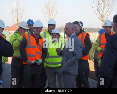 Bletchingdon, Oxfordshire, UK. 15. Feb 2019. Prinz Charles der Prinz von Wales trifft Würdenträger, Arbeiter und Bewohner während eines Besuchs in einem Gehäuse Entwicklung im Bletchingdon, Teil des Herzogtums Cornwall Eastern District. Er besuchte auch Bletchingdon parochiale Kirche von England Schule und Bletchingdon Village Hall. Credit: Angela Swann/Alamy leben Nachrichten Stockfoto