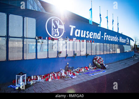 Gelsenkirchen, Deutschland. 15 Feb, 2019. Gedenkfeier für die ehemalige FC Schalke 04-manager Rudi Assauer. Zahlreiche Trauer Kerzen stehen auf der tausend Freunde Mauer vor der Veltins Arena. Credit: Marcel Kusch/dpa/Alamy leben Nachrichten Stockfoto