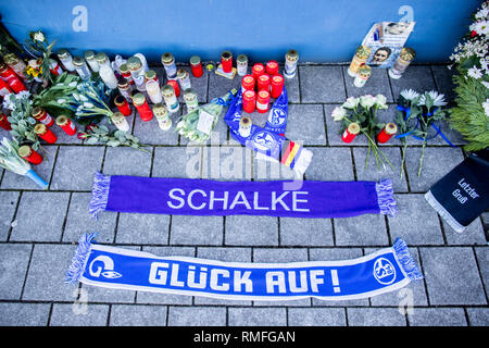 Gelsenkirchen, Deutschland. 15 Feb, 2019. Gedenkfeier für die ehemalige FC Schalke 04-manager Rudi Assauer. Zahlreiche Beerdigung Kerzen und zwei Lüfter Schalen liegen auf der tausend Freunde Mauer vor der Veltins Arena. Credit: Marcel Kusch/dpa/Alamy leben Nachrichten Stockfoto