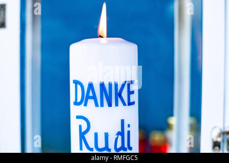 Gelsenkirchen, Deutschland. 15 Feb, 2019. Gedenkfeier für die ehemalige FC Schalke 04-manager Rudi Assauer. "Danke Rudi" ist auf einem Trauer Kerze auf die tausend Freunde Mauer vor der Veltins Arena geschrieben. Credit: Marcel Kusch/dpa/Alamy leben Nachrichten Stockfoto