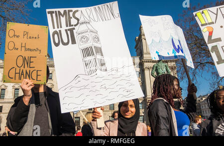 Parliament Square, London, UK. 15. Februar, 2019. Tausende Studenten verlassen die Klassen der Regierung zu protestieren, dringend Maßnahmen zum Klimawandel in der Jugend Streik 4 Klima Demo an der Westminster Parliament Square in der Frühlingssonne zu nehmen. Credit: Malcolm Park/Alamy Leben Nachrichten. Stockfoto