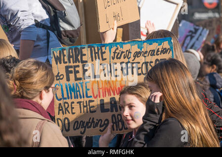 Parliament Square, London, UK. 15. Februar, 2019. Tausende Studenten verlassen die Klassen der Regierung zu protestieren, dringend Maßnahmen zum Klimawandel in der Jugend Streik 4 Klima Demo an der Westminster Parliament Square in der Frühlingssonne zu nehmen. Credit: Malcolm Park/Alamy Leben Nachrichten. Stockfoto