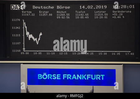 Frankfurt am Main, Deutschland. 14 Feb, 2019. Blick in den Handelssaal der Deutschen Börse in Frankfurt, Aktienhandel, Dax Kurve, Preisentwicklung, Handelssaal der Frankfurter Wertpapierbörse, Broker, Anzeigetafel, Computer, Handel, Händler, Übersicht, Aktienkurse, Dax, Allgemein, Feature, RN Motiv Pressekonferenz der Deutschen Börse AG in Frankfurt am Main am 14.02.2019. | Verwendung der weltweiten Kredit: dpa/Alamy leben Nachrichten Stockfoto