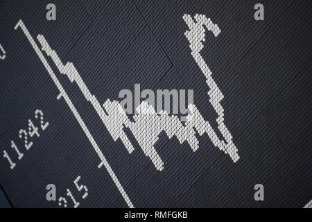 Frankfurt am Main, Deutschland. 14 Feb, 2019. Blick in den Handelssaal der Deutschen Börse in Frankfurt, Aktienhandel, Dax Kurve, Preisentwicklung, Handelssaal der Frankfurter Wertpapierbörse, Broker, Anzeigetafel, Computer, Handel, Händler, Übersicht, Aktienkurse, Dax, Allgemein, Feature, RN Motiv Pressekonferenz der Deutschen Börse AG in Frankfurt am Main am 14.02.2019. | Verwendung der weltweiten Kredit: dpa/Alamy leben Nachrichten Stockfoto