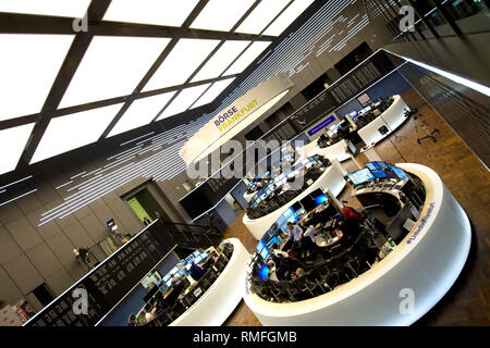 Frankfurt am Main, Deutschland. 14 Feb, 2019. Blick in den Handelssaal der Deutschen Börse in Frankfurt, Aktienhandel, Dax Kurve, Preisentwicklung, Handelssaal der Frankfurter Wertpapierbörse, Broker, Anzeigetafel, Computer, Handel, Händler, Übersicht, Aktienkurse, Dax, Allgemein, Feature, RN Motiv Pressekonferenz der Deutschen Börse AG in Frankfurt am Main am 14.02.2019. | Verwendung der weltweiten Kredit: dpa/Alamy leben Nachrichten Stockfoto