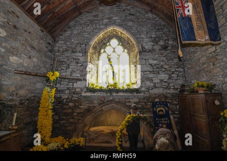 Narzissen in einer kleinen Kirche in Cornwall für eine narzissenfest Stockfoto