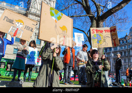 London, Großbritannien. 15 Feb, 2019. 15. Februar 2019, YouthStrike 4 Klima, Parliament Square, London. Studenten außerhalb der Häuser des Parlaments in der Demonstration gegen den Klimawandel zu kämpfen. Credit: Oliver Cole/Alamy leben Nachrichten Stockfoto
