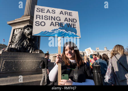 London, Großbritannien. 15 Feb, 2019. Studenten auffällig für den Klimawandel auf der Basis von Nelson's Column auf dem Trafalgar Square. Ähnliche Studentenproteste statt weltweit Da die Schüler auf die Aufmerksamkeit der Regierungschefs der Welt die Auswirkungen, die der Klimawandel auf ihre Zukunft haben wird zu bringen versuchen. Credit: Stephen Chung/Alamy leben Nachrichten Stockfoto