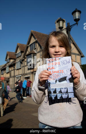 Stratford-upon-Avon, Großbritannien. 15. Feb 2019. Studenten streiken die Banner anspruchsvolle Regierung Maßnahmen gegen den Klimawandel in der Mitte der 15. Februar 2018 Stratford-upon-Avon GROSSBRITANNIEN. In ihren Nationalen Offenen Brief sagen Sie der Regierung "Wir hatten genug; keine Entschuldigungen mehr, nicht mehr Untätigkeit; wir wollen eine Zukunft, und wir werden dafür kämpfen." Dank der Credit: Mark Boulton/Alamy leben Nachrichten Stockfoto