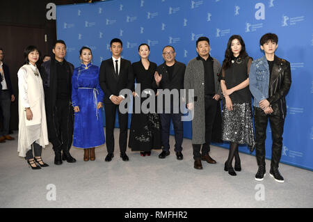 Berlin, Deutschland. 14 Feb, 2019. Liu Xuan, Schauspieler Zhao Yanguozhang, Schauspielerin Ai Liya, Schauspieler Du Jiang, Schauspielerin Yong Mei, der chinesische Regisseur, Drehbuchautor und Produzent, Schauspieler Wang Xiaoshuai Wang Jingchun, Schauspielerin Qi Xi und Schauspieler Wang Yuan während der 'So Lange, mein Sohn/Di jiu tian Chang'Fotoshooting an der 69. Internationalen Filmfestspiele Berlin/Berlinale 2019 im Hotel Grand Hyatt am 14. Februar 2019 in Berlin, Deutschland. | Verwendung der weltweiten Kredit: dpa/Alamy leben Nachrichten Stockfoto