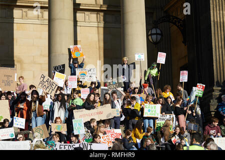 Leeds, Großbritannien. 15 Feb, 2019. Jugendliche außerhalb der Stadt Leeds Halle während einer nationalen Klimawandel Streik Tag der Aktion protestieren. Credit: Kevin J. Frost-/Alamy leben Nachrichten Stockfoto