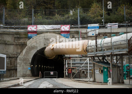 November 16, 2018 - Chiomonte, Piemont, Italien - Turin, Italien - 16. November 2018: Außenbereich der Chiomonte TAV Construction Site während der Besuch der Mitglieder der SI-Ausschusses TAV#nonperdereiltreno an der TAV Construction Site in Chiomonte die Arbeiter den alpenquerenden Tunnel der typischen piemontesischen Produkte zu geben. Die SI-TAV Ausschuss hat viele Piemontesischen Produkte, die für die Arbeiter, die auf der Website Arbeit gespendet werden gesammelt. Diese Produkte, die Dank der TAV, die in Europa verkauft werden und in der Welt sein, bei dieser Gelegenheit wird es auch eine Delegation der französischen Arbeiter der Fr. Stockfoto