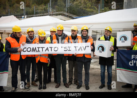 November 16, 2018 - Chiomonte, Piemont, Italien - Turin, Italien - 16. November 2018: Außenbereich der Chiomonte TAV Construction Site während der Besuch der Mitglieder der SI-Ausschusses TAV#nonperdereiltreno an der TAV Construction Site in Chiomonte die Arbeiter den alpenquerenden Tunnel der typischen piemontesischen Produkte zu geben. Die SI-TAV Ausschuss hat viele Piemontesischen Produkte, die für die Arbeiter, die auf der Website Arbeit gespendet werden gesammelt. Diese Produkte, die Dank der TAV, die in Europa verkauft werden und in der Welt sein, bei dieser Gelegenheit wird es auch eine Delegation der französischen Arbeiter der Fr. Stockfoto