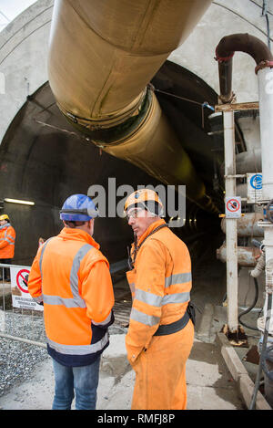 November 16, 2018 - Chiomonte, Piemont, Italien - Turin, Italien - 16. November 2018: Außenbereich der Chiomonte TAV Construction Site während der Besuch der Mitglieder der SI-Ausschusses TAV#nonperdereiltreno an der TAV Construction Site in Chiomonte die Arbeiter den alpenquerenden Tunnel der typischen piemontesischen Produkte zu geben. Die SI-TAV Ausschuss hat viele Piemontesischen Produkte, die für die Arbeiter, die auf der Website Arbeit gespendet werden gesammelt. Diese Produkte, die Dank der TAV, die in Europa verkauft werden und in der Welt sein, bei dieser Gelegenheit wird es auch eine Delegation der französischen Arbeiter der Fr. Stockfoto