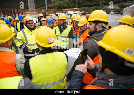 November 16, 2018 - Chiomonte, Piemont, Italien - Turin, Italien - 16. November 2018: Außenbereich der Chiomonte TAV Construction Site während der Besuch der Mitglieder der SI-Ausschusses TAV#nonperdereiltreno an der TAV Construction Site in Chiomonte die Arbeiter den alpenquerenden Tunnel der typischen piemontesischen Produkte zu geben. Die SI-TAV Ausschuss hat viele Piemontesischen Produkte, die für die Arbeiter, die auf der Website Arbeit gespendet werden gesammelt. Diese Produkte, die Dank der TAV, die in Europa verkauft werden und in der Welt sein, bei dieser Gelegenheit wird es auch eine Delegation der französischen Arbeiter der Fr. Stockfoto