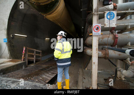 November 16, 2018 - Chiomonte, Piemont, Italien - Turin, Italien - 16. November 2018: Außenbereich der Chiomonte TAV Construction Site während der Besuch der Mitglieder der SI-Ausschusses TAV#nonperdereiltreno an der TAV Construction Site in Chiomonte die Arbeiter den alpenquerenden Tunnel der typischen piemontesischen Produkte zu geben. Die SI-TAV Ausschuss hat viele Piemontesischen Produkte, die für die Arbeiter, die auf der Website Arbeit gespendet werden gesammelt. Diese Produkte, die Dank der TAV, die in Europa verkauft werden und in der Welt sein, bei dieser Gelegenheit wird es auch eine Delegation der französischen Arbeiter der Fr. Stockfoto