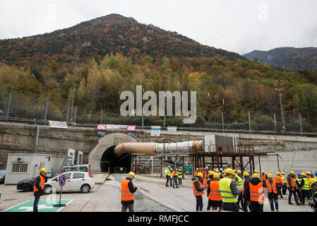 November 16, 2018 - Chiomonte, Piemont, Italien - Turin, Italien - 16. November 2018: Außenbereich der Chiomonte TAV Construction Site während der Besuch der Mitglieder der SI-Ausschusses TAV#nonperdereiltreno an der TAV Construction Site in Chiomonte die Arbeiter den alpenquerenden Tunnel der typischen piemontesischen Produkte zu geben. Die SI-TAV Ausschuss hat viele Piemontesischen Produkte, die für die Arbeiter, die auf der Website Arbeit gespendet werden gesammelt. Diese Produkte, die Dank der TAV, die in Europa verkauft werden und in der Welt sein, bei dieser Gelegenheit wird es auch eine Delegation der französischen Arbeiter der Fr. Stockfoto