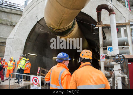 November 16, 2018 - Chiomonte, Piemont, Italien - Turin, Italien - 16. November 2018: Außenbereich der Chiomonte TAV Construction Site während der Besuch der Mitglieder der SI-Ausschusses TAV#nonperdereiltreno an der TAV Construction Site in Chiomonte die Arbeiter den alpenquerenden Tunnel der typischen piemontesischen Produkte zu geben. Die SI-TAV Ausschuss hat viele Piemontesischen Produkte, die für die Arbeiter, die auf der Website Arbeit gespendet werden gesammelt. Diese Produkte, die Dank der TAV, die in Europa verkauft werden und in der Welt sein, bei dieser Gelegenheit wird es auch eine Delegation der französischen Arbeiter der Fr. Stockfoto