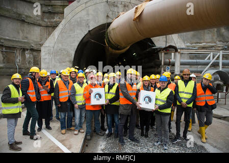 November 16, 2018 - Chiomonte, Piemont, Italien - Turin, Italien - 16. November 2018: Außenbereich der Chiomonte TAV Construction Site während der Besuch der Mitglieder der SI-Ausschusses TAV#nonperdereiltreno an der TAV Construction Site in Chiomonte die Arbeiter den alpenquerenden Tunnel der typischen piemontesischen Produkte zu geben. Die SI-TAV Ausschuss hat viele Piemontesischen Produkte, die für die Arbeiter, die auf der Website Arbeit gespendet werden gesammelt. Diese Produkte, die Dank der TAV, die in Europa verkauft werden und in der Welt sein, bei dieser Gelegenheit wird es auch eine Delegation der französischen Arbeiter der Fr. Stockfoto