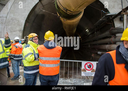 November 16, 2018 - Chiomonte, Piemont, Italien - Turin, Italien - 16. November 2018: Außenbereich der Chiomonte TAV Construction Site während der Besuch der Mitglieder der SI-Ausschusses TAV#nonperdereiltreno an der TAV Construction Site in Chiomonte die Arbeiter den alpenquerenden Tunnel der typischen piemontesischen Produkte zu geben. Die SI-TAV Ausschuss hat viele Piemontesischen Produkte, die für die Arbeiter, die auf der Website Arbeit gespendet werden gesammelt. Diese Produkte, die Dank der TAV, die in Europa verkauft werden und in der Welt sein, bei dieser Gelegenheit wird es auch eine Delegation der französischen Arbeiter der Fr. Stockfoto