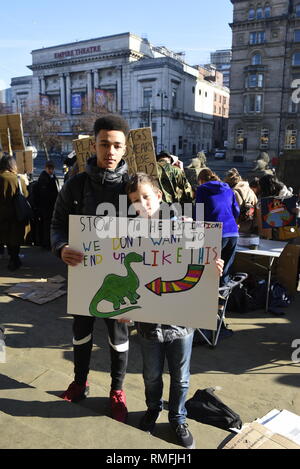 Liverpool, UK, Freitag, 15. Februar 2019, Bildungsstreik, die von einem Schüler Basisbewegung organisiert, UK Student Klima Netzwerk und Schulen 4 Climate Action mit Fahnen und Plakaten auf St. George's Plateau, das Stadtzentrum von Liverpool. Kredit David J Colbran/Alamy leben Nachrichten Stockfoto